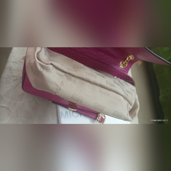 Authentic Michael Kors Tina Medium Shoulder Bag in Fuchsia - Picture 7 of 16